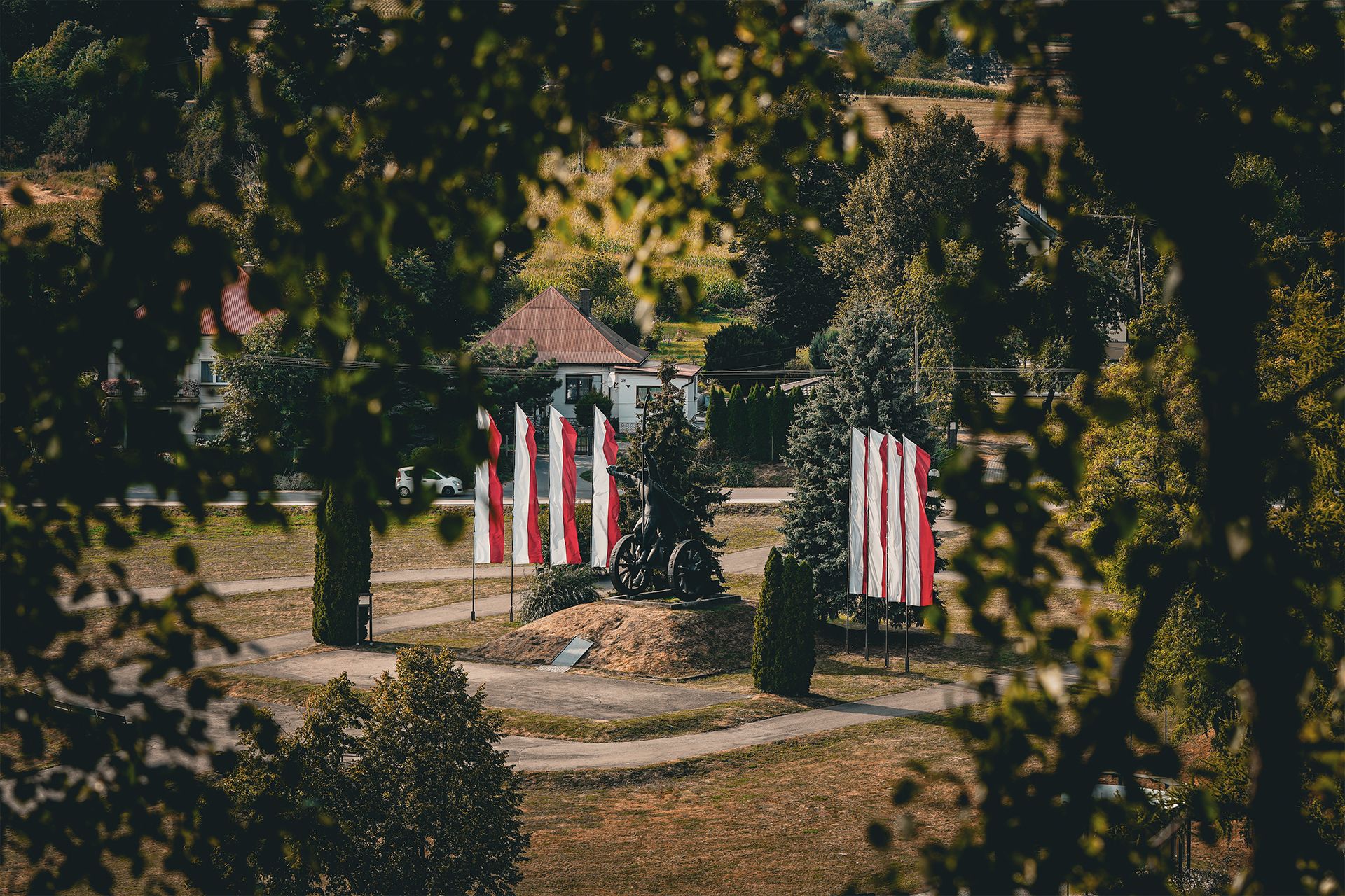Widok na pomnik Bartosza Głowackiego z góry zamkowej w Janowiczkach