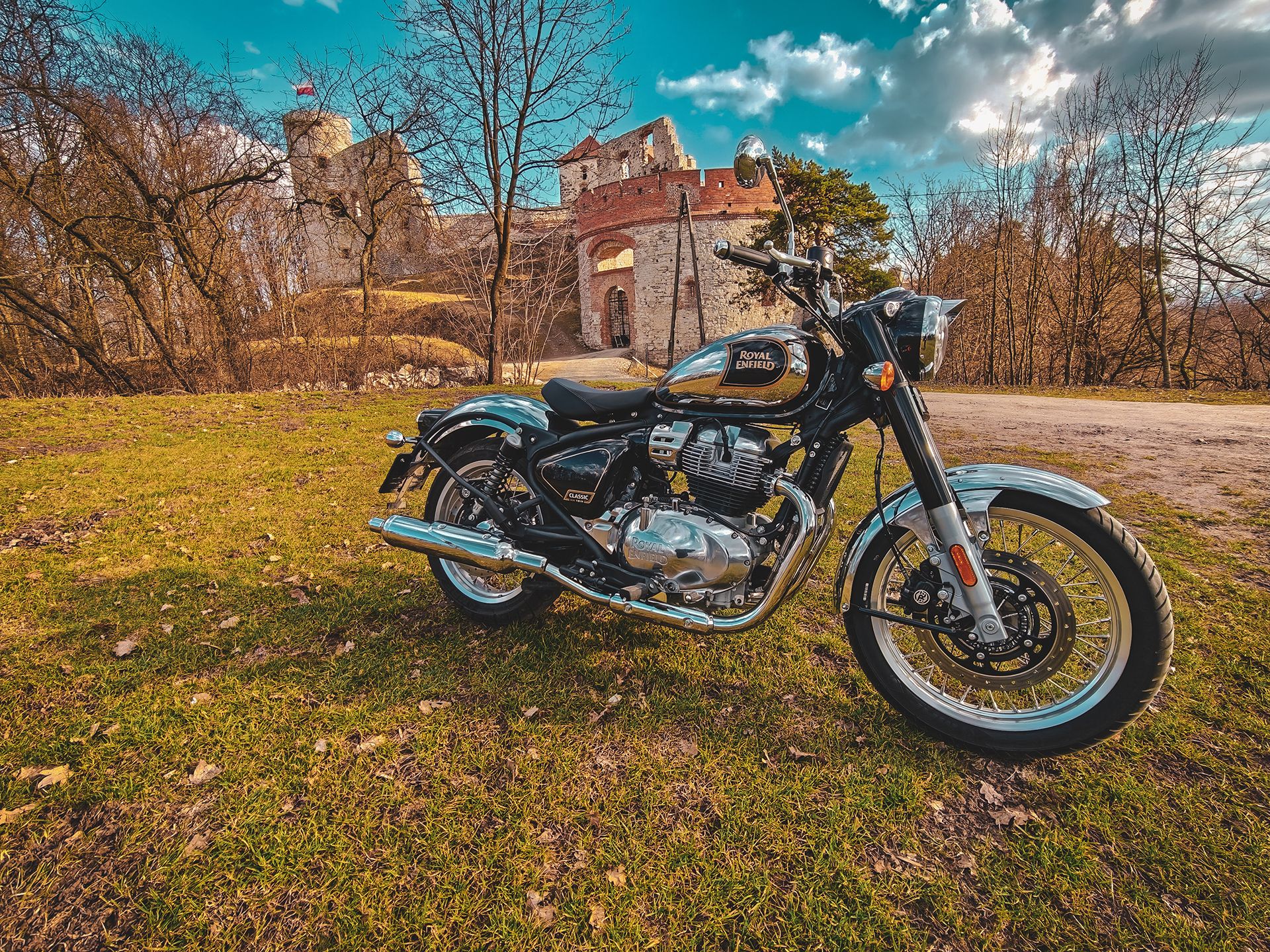 Prędkość renowacji Zamku Tenczyn już dawno ustąpiła prędkości komercjalizacji okolicy.